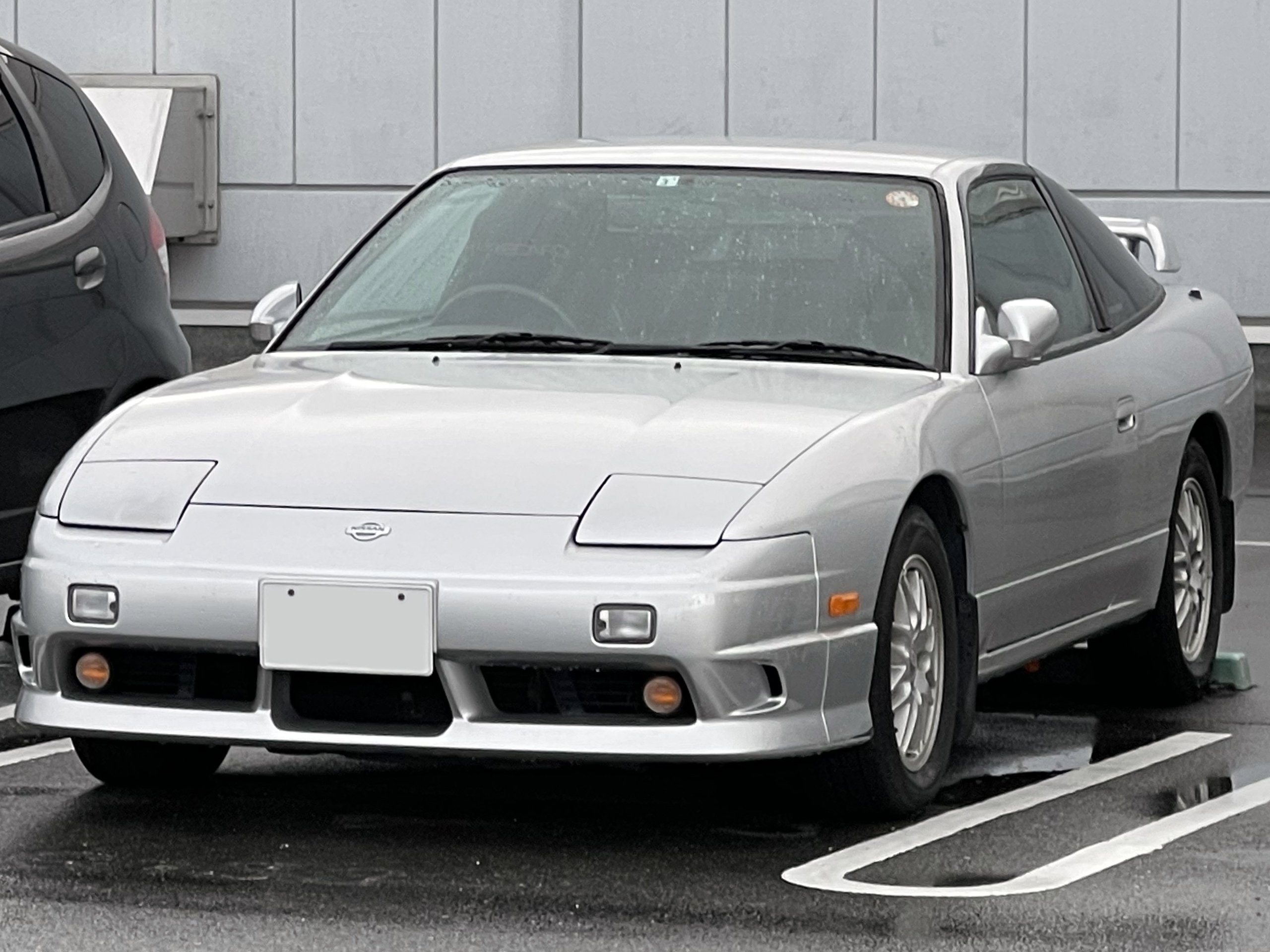 Серебристый Nissan 180SX Type X, вид спереди в три четверти