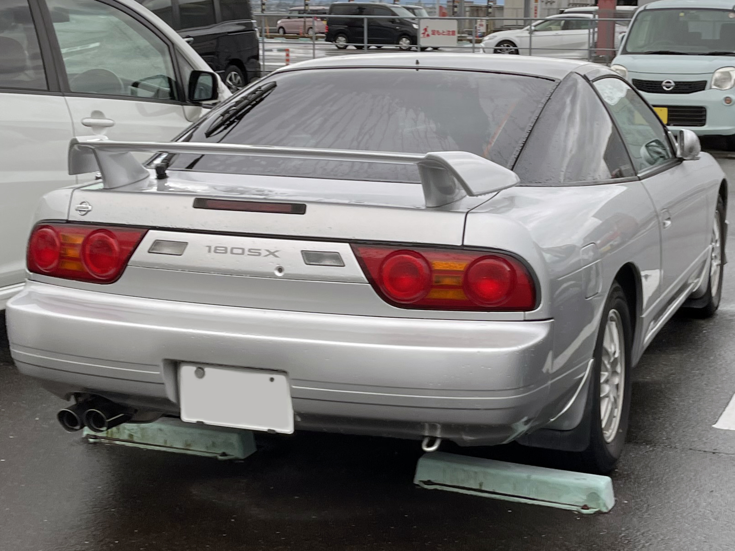 Nissan 180SX Type X сзади: спойлер и круглые элементы фонарей